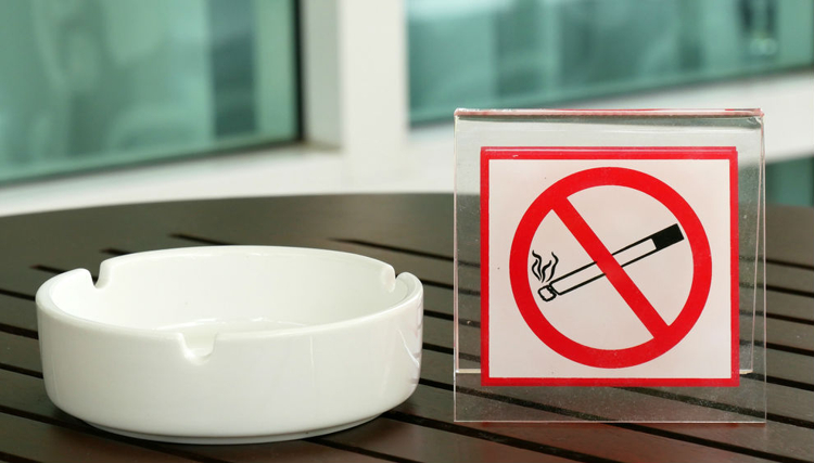 Можно ли по закону курить в квартире